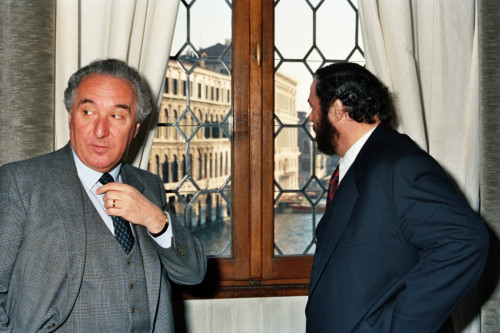 Luciano Pavarotti - alla finestra con Carlo Bernini girato - Venezia (negativi) di Ceolin, Elio (ultimo quarto sec. XX)