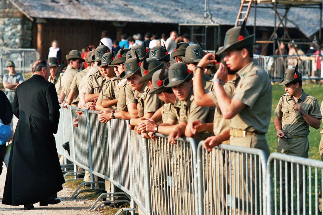 Papa Giovanni Paolo II - Alpini - Val Visdende (negativo) di Ceolin, Elio (ultimo quarto sec. XX)