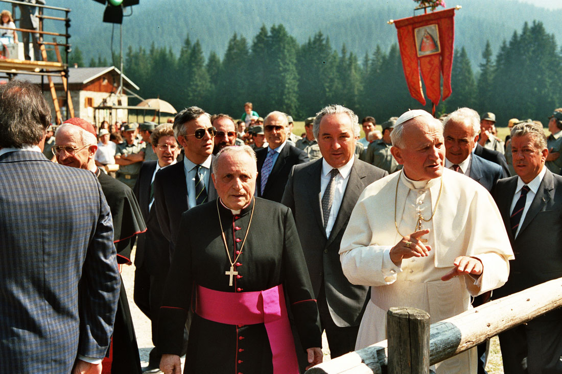 Papa Giovanni Paolo II - Vescovo Ducoli Maffeo - Bernini Carlo - Val Visdende (negativo) di Ceolin, Elio (ultimo quarto sec. XX)