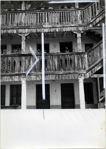 Poggiolo di una casa rurale, Tisói (Belluno) (positivo) di Alpago Novello, Adriano (metà XX)