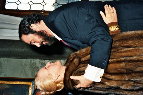 Luciano Pavarotti - abbraccio con Katia Ricciarelli - Venezia (negativi) di Ceolin, Elio (ultimo quarto sec. XX)