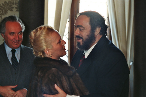 Luciano Pavarotti - secondo bacio con Katia Ricciarelli - Venezia (negativi) di Ceolin, Elio (ultimo quarto sec. XX)