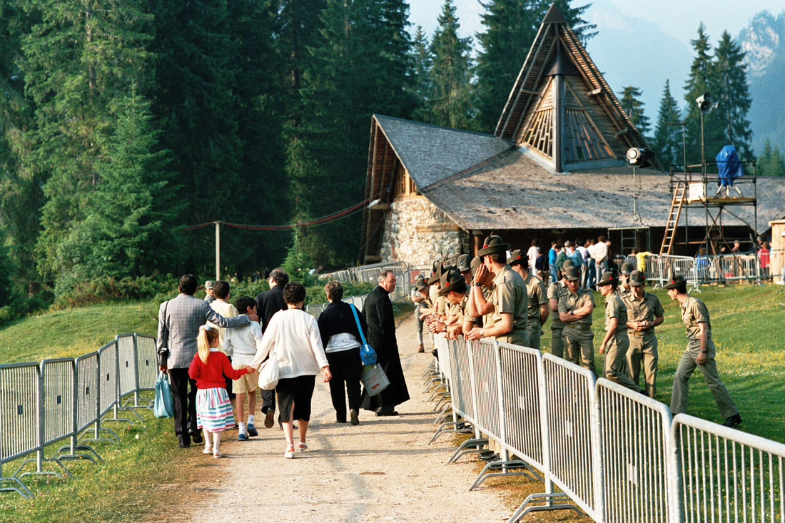 Fedeli - chiesa Madonna delle nevi - Val Visdende (negativo) di Ceolin, Elio (ultimo quarto sec. XX)