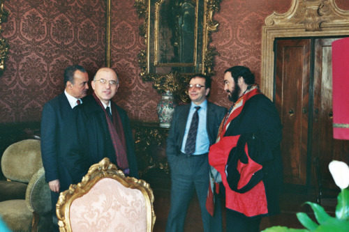 Luciano Pavarotti - conversazione - Venezia (negativi) di Ceolin, Elio (ultimo quarto sec. XX)