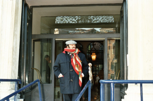 Luciano Pavarotti - uscita Palazzo Balbi - Venezia (negativi) di Ceolin, Elio (ultimo quarto sec. XX)