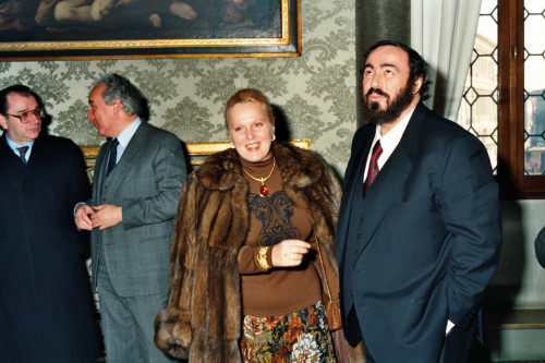 Luciano Pavarotti - risata con Katia Ricciarelli - Venezia (negativi) di Ceolin, Elio (ultimo quarto sec. XX)