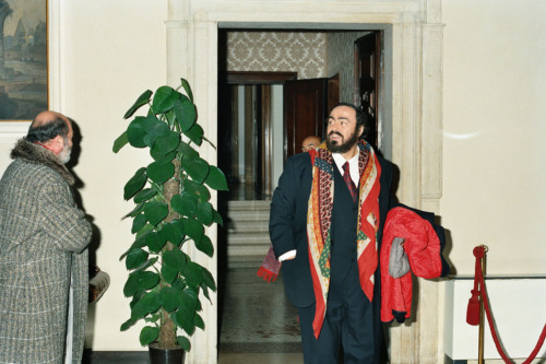Luciano Pavarotti - ingresso stanza - Venezia (negativi) di Ceolin, Elio (ultimo quarto sec. XX)