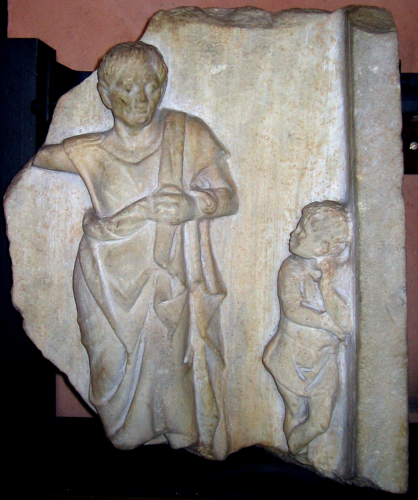 figura maschile stante in posizione frontale e (a destra) un inserviente (rilievo, stele con rilievo funerario, ad un uomo ignoto) - Ambito culturale greco (fine sec. II a.C.)