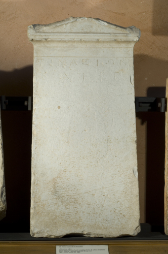 iscrizione, stele a frontone con iscrizione funeraria, a Timasion - Ambito culturale greco (sec. III a.C.)