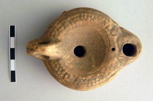 lucerna a becco tondo, Loeschcke VIII L - ambito culturale romano (II-III secolo d.C.)