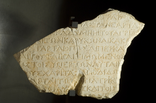 iscrizione, lastra rettangolare con decreto celebrativo, dedica ad un personaggio, al padre ed ai suoi discendenti - Ambito culturale greco (sec. III a.C.)