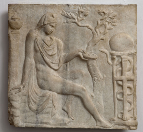 Apollo e il serpente (sarcofago/ rilievo, lastra) - ambito culturale romano/ età imperiale (metà sec. II d.C.)