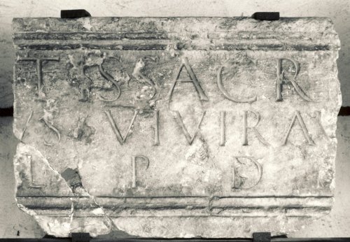lastra frontonale, lastra con iscrizione votiva - ambito culturale romano, produzione veronese (prima metà sec. I d.C.)