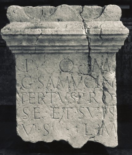 Sui lati strumenti sacrificali (ara votiva, ara pseudopulvinata con iscrizione votiva) - ambito culturale romano, produzione veronese (prima metà sec. I d.C.)