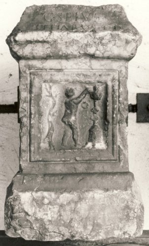 figura di offerente (arula sacra, arula parallelepipeda con iscrizione sacra) - ambito culturale romano, produzione veronese (sec. I d.C.)