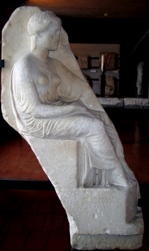 figura femminile seduta (rilievo, lastra rettangolare con rilievo funerario e (in basso) iscrizione, ad una (o due?) sorelle defunte) - Ambito culturale greco (seconda metà sec. V a.C.)