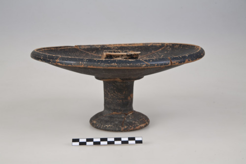 piatto da pesce, simile a Morel 9321a1 (piede diverso), orlo e vasca simile a Morel 2233/2234 (III sec. a.C.) - ambito culturale etrusco/produzione locale (secc. III-II a.C.)