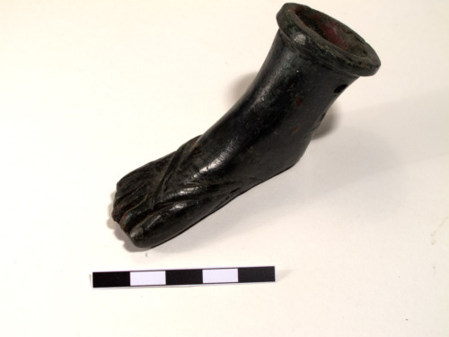 piede, piccolo piede in bronzo usato come contenitore o supporto per utensile domestico - ambito culturale romano (età romana)