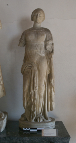 Artemide/ Ecate o Afrodite (statuetta femminile, statuetta femminile) - ambito culturale greco/ tardo-ellenismo/ prima età romana (secc. I a.C./ I d.C.)