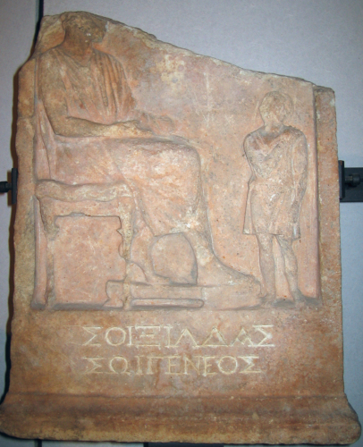 figura maschile seduta su uno sgabello e (a sinistra) un inserviente (rilievo, stele rettangolare con rilievo funerario e iscrizione (spuria?), a Soixiadas) - Ambito culturale greco (inizio sec. I a.C.)
