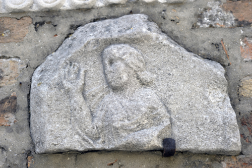 figura femminile (rilievo/ frammento, votivo o funerario) - ambito culturale romano/ periodo imperiale (sec. II d.C.)