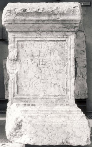 urceus (lato sinistro) e patera (lato destro)  (ara, ara funeraria) - Ambito culturale romano, produzione veronese (prima metà sec. I d.C.)