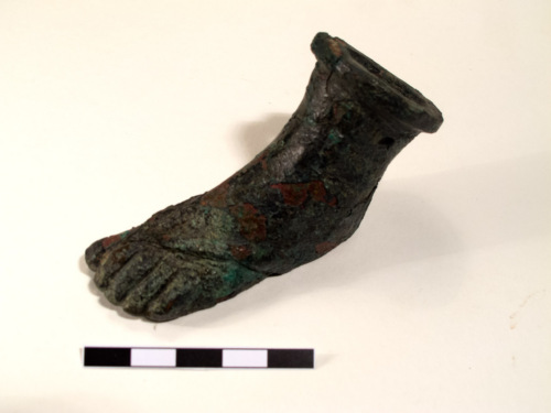 piede, piccolo piede in bronzo usato come decorazione terminale di un elemento di arredo - ambito culturale romano (età romana)