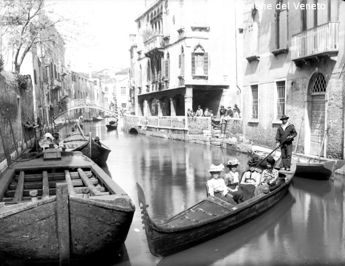 Venezia, rio Priuli, gruppo in gondola  di Filippi, Tomaso (XIX)