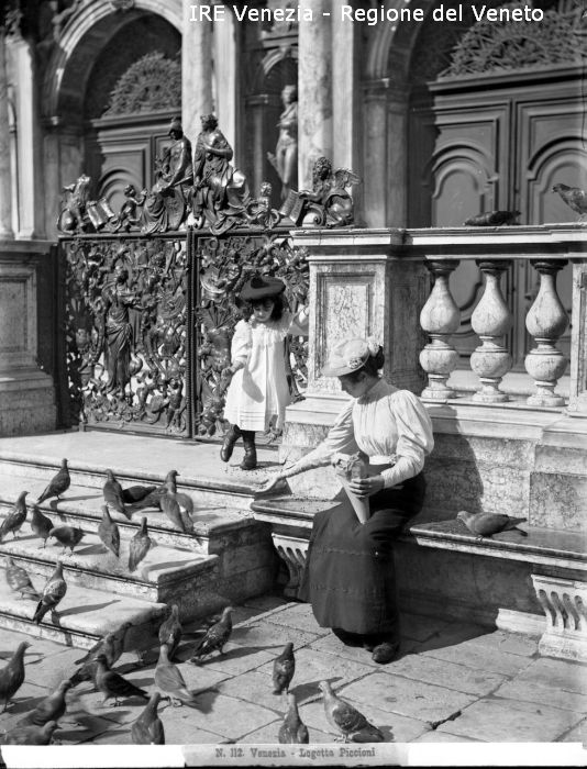 Venezia - Loggetta Sansovino - Una ragazza e una bambina (due figlie di Filippi?) danno da mangiare ai piccioni  di Filippi, Tomaso (XIX)