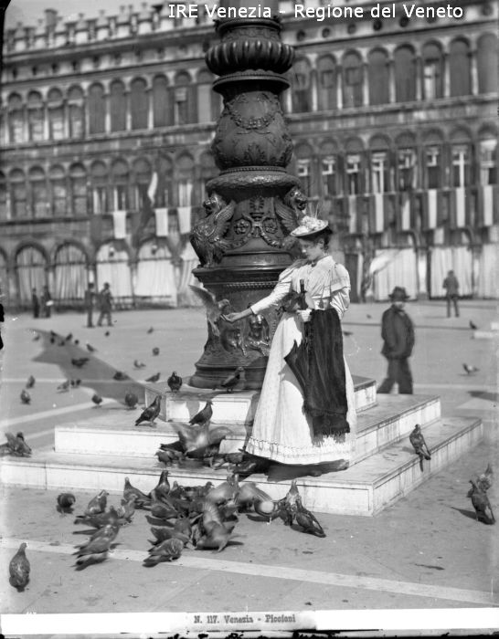 Venezia, piazza San Marco, giovane donna con piccioni  di Filippi, Tomaso (XIX)