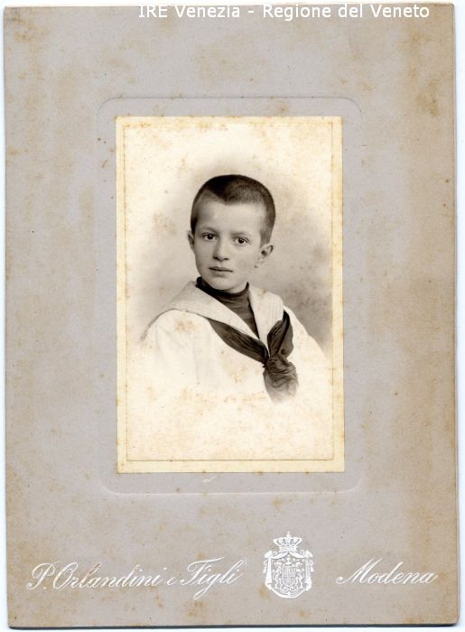 Ritratto di Filippo - Ritratto: in studio, mezzo busto, frontale - Bambino - Vestiario: vestito alla marinara - Sfondo  di Orlandini & Figli (inizio XX)