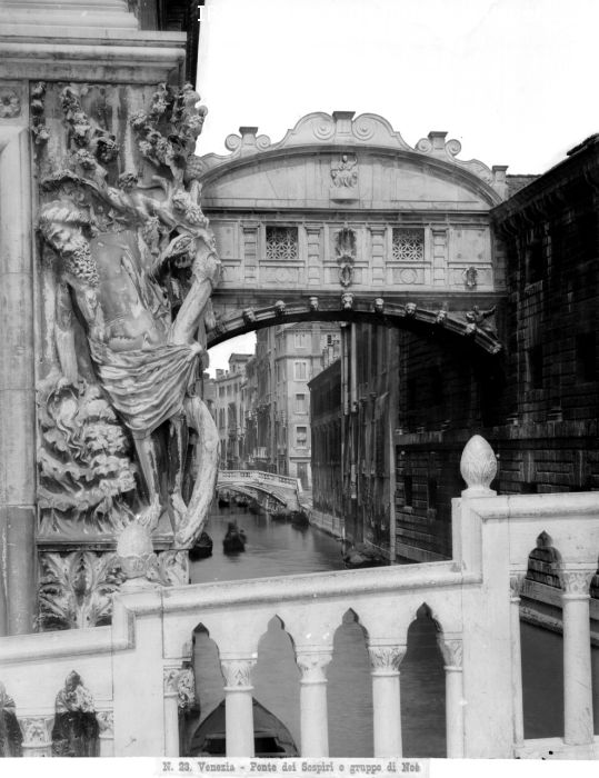 Venezia, palazzo Ducale, angolo sud-est, gruppo scultoreo "Ebbrezza di Noè" con ponte dei Sospiri  di Filippi, Tomaso (fine XIX) <br>Condizioni d'uso: <a class='link-esterno' href='https://docs.italia.it/italia/icdp/icdp-pnd-circolazione-riuso-docs/it/v1.0-giugno-2022/testo-etichetta-BCS.html' target='_bcs'>Beni Culturali Standard (BCS)</a>