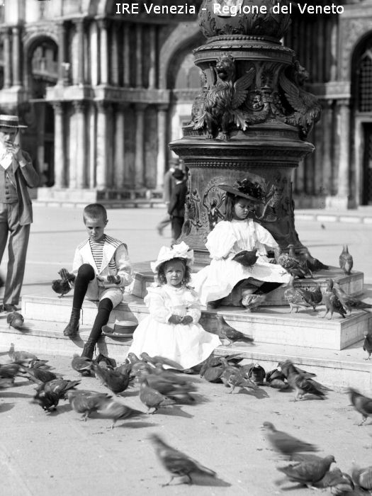 Venezia, piazza San Marco, bambini con piccioni  di Filippi, Tomaso (XIX)