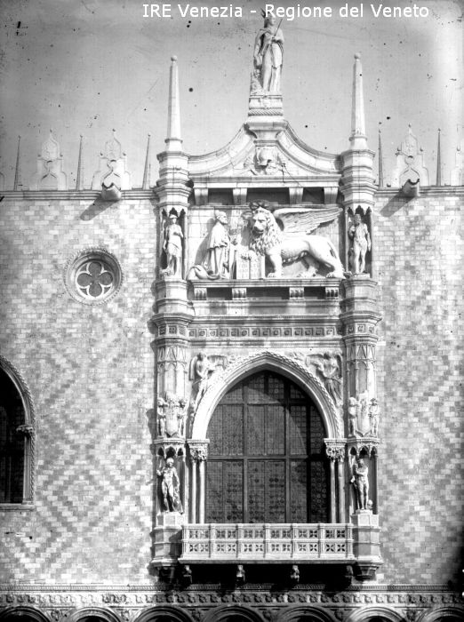 Venezia, palazzo Ducale, particolare della facciata ovest  di Filippi, Tomaso (XIX)