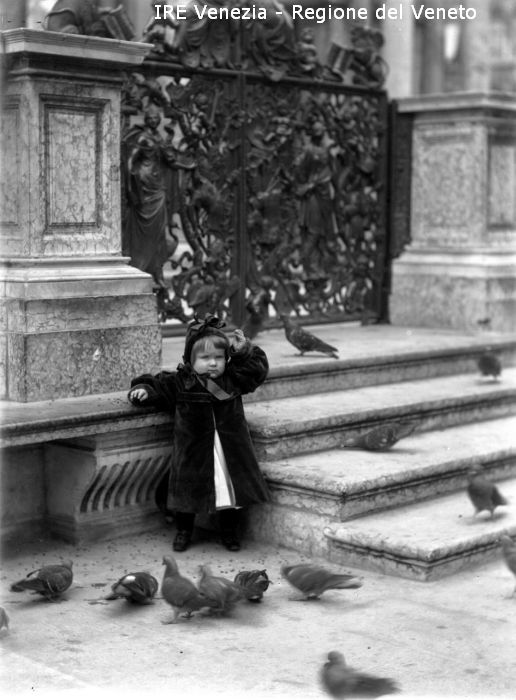 Venezia, piazza San Marco, bambina con piccioni  di Filippi, Tomaso (XIX)
