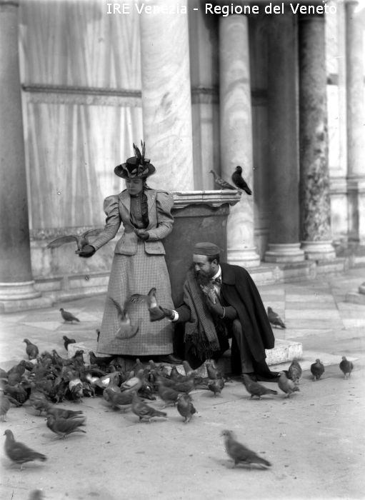 Venezia, piazza San Marco, turisti con piccioni  di Filippi, Tomaso (XIX)