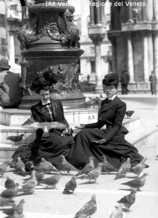 Venezia, piazza San Marco, turiste con piccioni  di Filippi, Tomaso (XIX)