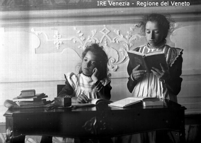 Venezia, ritratto di componenti della famiglia Filippi: le figlie Clara e Elvira  di Filippi, Tomaso (XIX)