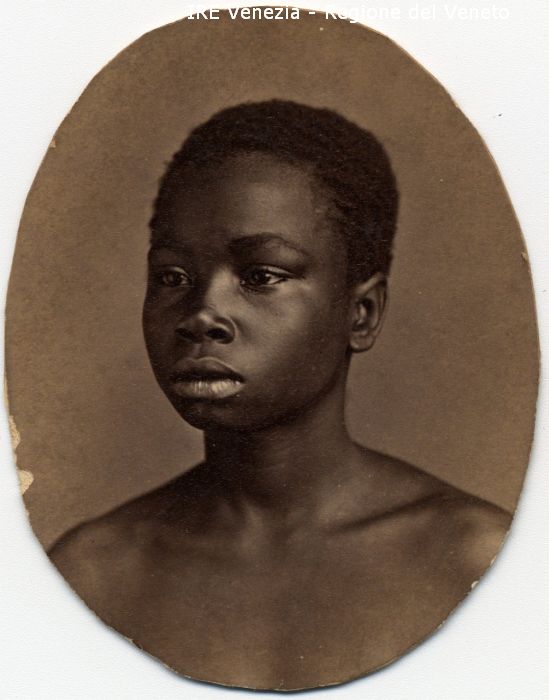 Ritratti: in studio; mezzo busto; in semi profilo - Ragazza: di razza africana - Sfondo  di Naya, Carlo (seconda metà XIX)