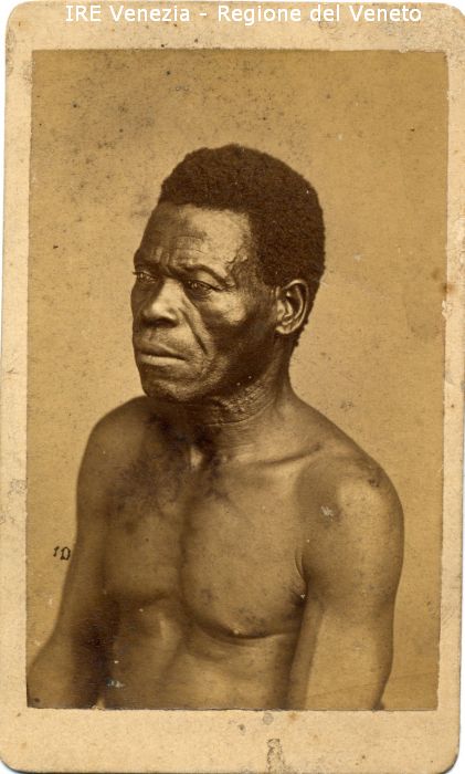 Ritratti: in studio; mezzo busto; in semi profilo - Uomo: di razza africana; a torso nudo - Sfondo  di Naya, Carlo (seconda metà XIX)