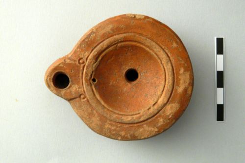 lucerna a becco tondo, Loeschcke VIII L3 - ambito culturale romano (I-IV secolo d.C.)