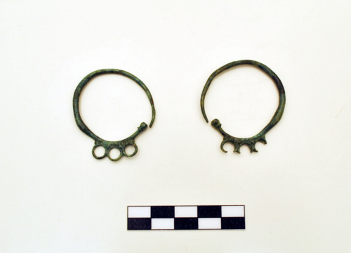 orecchini con pendente, tipo pinguentino o ad anelli saldati - ambito culturale bizantino/produzione Italia settentrionale (?) (sec. VII d.C.)