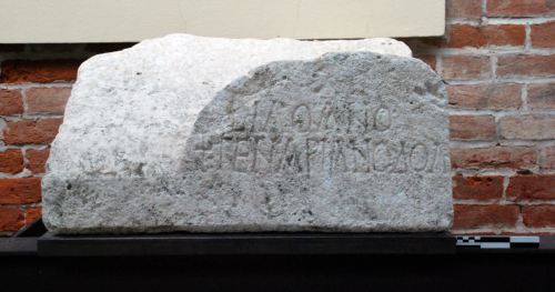 sarcofago/ coperchio, a doppio spiovente con acroteri laterali - ambito culturale romano/ media-tarda età imperiale/ produzione locale (secc. III-IV d.C.)