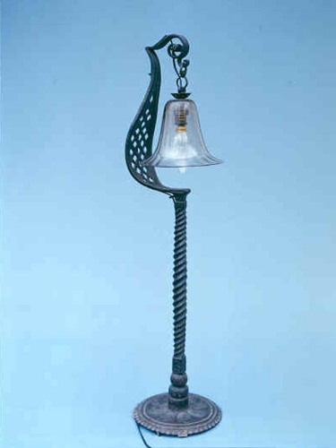 lampada da tavolo - ad una luce con motivo a "cobra", serie di Rizzarda Carlo (primo quarto sec. XX)