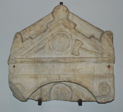 Olimpiodoro di Eleusi (stele, stele funeraria con terminazione angolare, Olimpiodoro figlio di Eraclide) - ambito culturale greco/ prima età imperiale (prima metà sec. II d.C.)