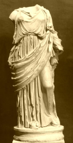 figura femminile (statua femminile) (inizio epoca classica/ sec. IV a. C.)