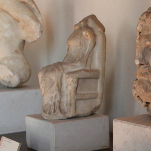 divinità seduta (statua femminile) - ambito culturale greco (età ellenistica/ secc. II a.C. / I a.C.)