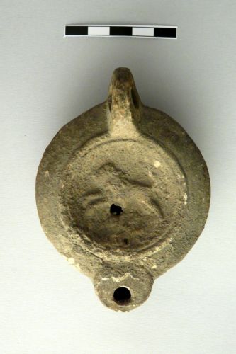 lucerna a becco tondo, Loeschcke VIII K - ambito culturale romano (I-II secolo d.C.)